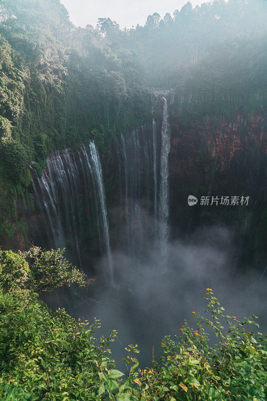 在爪哇的Tumpak Sewu瀑布的风景